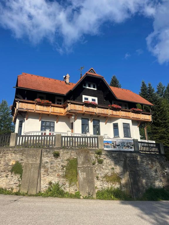 una casa en la parte superior de una pared de piedra en Apartmánový dům Jánský sen, en Janske Lazne