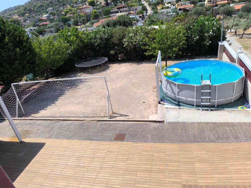 - une piscine avec un ballon de football et un but dans l'établissement AnPaGio, à Salamine