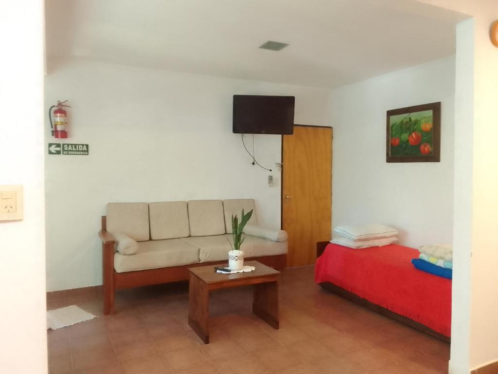 ein Wohnzimmer mit einem Sofa und einem Tisch in der Unterkunft Departamentos Inpa in Leandro N. Alem