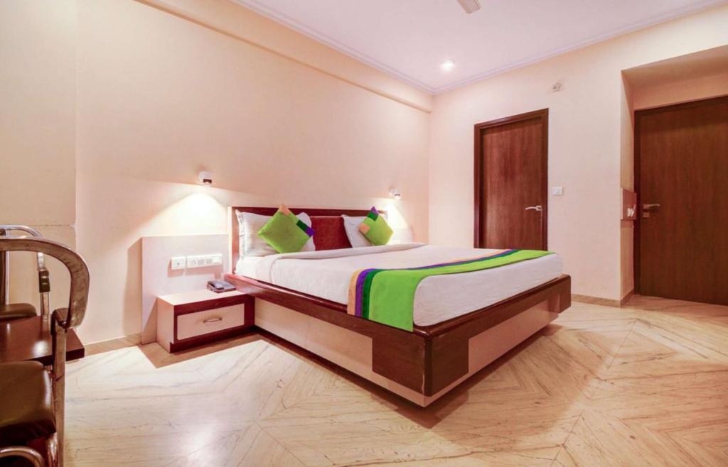 um quarto com uma cama grande num quarto em Hotel The Prime em Jaipur