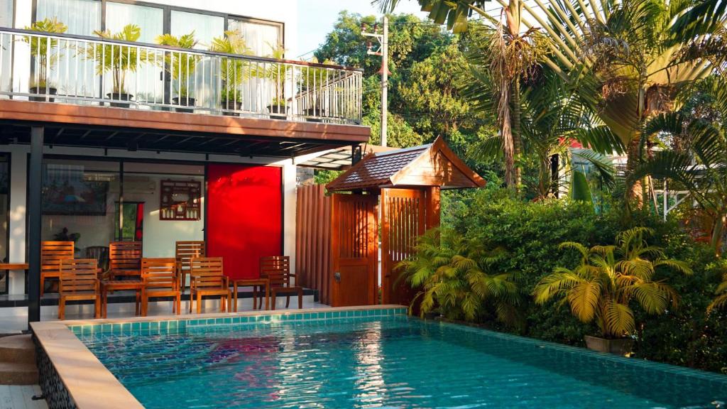 une maison avec une piscine en face d'une maison dans l'établissement Z&Z House, à Rawai Beach