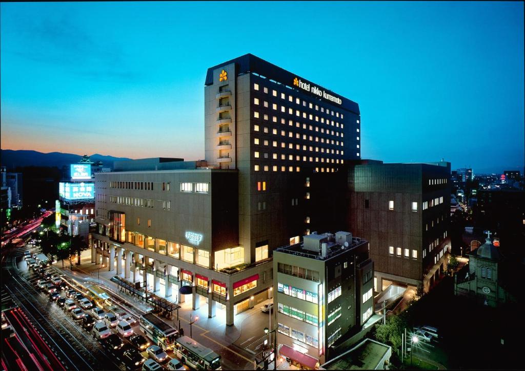 ein hohes Gebäude in einer Stadt in der Nacht in der Unterkunft Hotel Nikko Kumamoto in Kumamoto