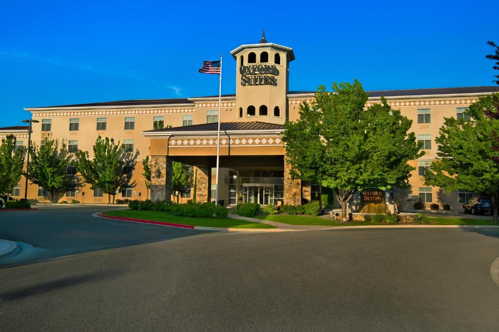 un edificio con una torre dell'orologio sopra di Oxford Suites Boise a Boise