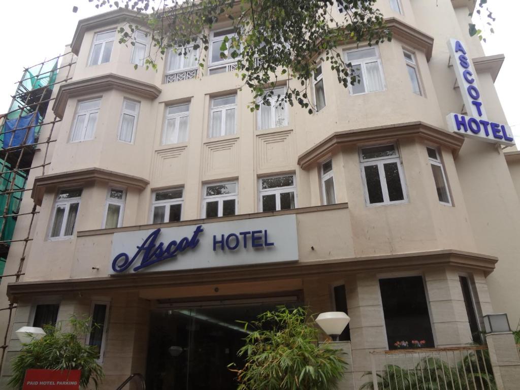 ein Hotelgebäude mit einem Schild darauf in der Unterkunft Ascot Hotel in Mumbai