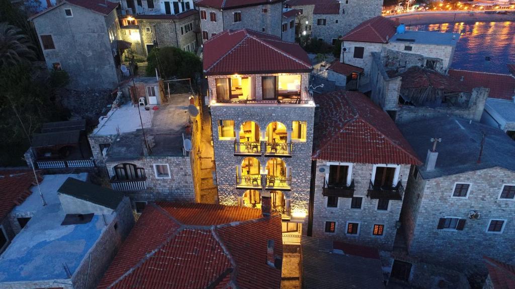 ein Gebäude, in dem nachts Licht in einer Stadt an ist in der Unterkunft Apartments Timoni in Ulcinj