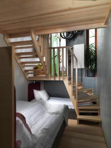 um quarto com uma cama e uma escada em Ohboy Hotell em Malmö