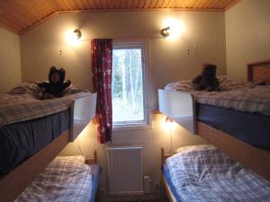 a room with two beds with teddy bears on them at Snäckan in Klintehamn