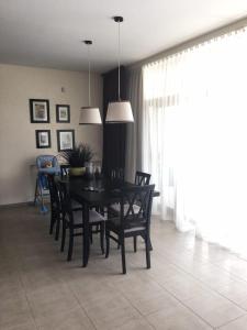 une salle à manger avec une table et des chaises noires dans l'établissement Villa Life, à Zatoka