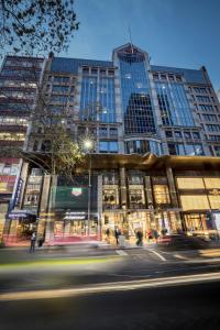 un edificio alto con una calle delante en Novotel Melbourne On Collins en Melbourne