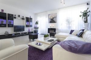 sala de estar con sofá blanco y TV en Enschede en Enschede