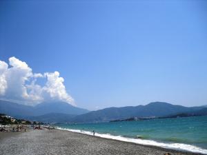 un grupo de personas en una playa cerca del agua en Red Rose Hotel, en Ölüdeniz