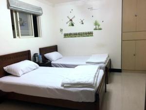 um quarto com duas camas e uma janela em Home run Homestay em Dongyin/