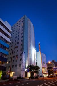 un grand bâtiment dans une ville la nuit dans l'établissement S Peria Hotel Nagasaki, à Nagasaki