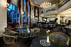 A seating area at Le Midi Hotel Chitou