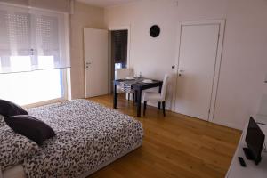 1 dormitorio con mesa, cama y escritorio en 4YOU APARTMENTS - PONTI ROMANI en Padua