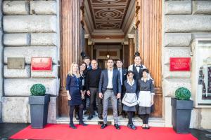 um grupo de pessoas em pé em frente a um edifício em Hotel Giolli Nazionale em Roma