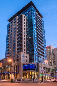 ein großes Hochhaus mit vielen Fenstern in der Unterkunft Hotel BLU in Vancouver