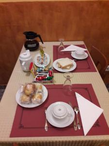 uma mesa com pratos de comida em cima em Hotel Los 14 em Pravia