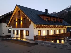 een huis met kerstverlichting aan de zijkant bij Hotel Vandot in Kranjska Gora