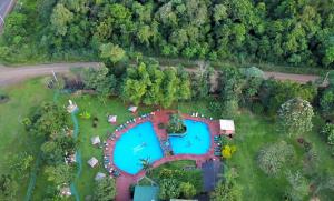 - une vue aérienne sur un jardin avec une piscine dans l'établissement Hotel Carmen, à Puerto Iguazú