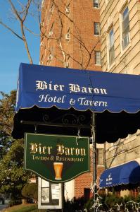 un letrero para un hotel y una taberna frente a un edificio en The Baron Hotel, en Washington