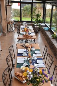 uma longa mesa com comida num restaurante em Petite Emeraude em Cancale