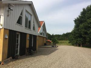 uma casa com uma entrada de cascalho em frente em Rainbows End B&B em Sorø