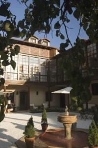 un grand bâtiment avec une fontaine devant lui dans l'établissement Posada Real Casa de Tepa, à Astorga