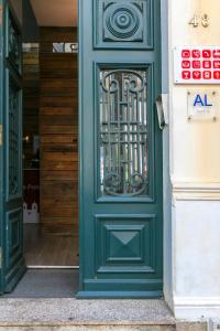 una porta verde con un cancello di metallo su un edificio di Guest House Porto Clerigus a Porto