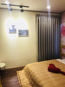 Tempat tidur dalam kamar di Guiju Lin Garden Homestay