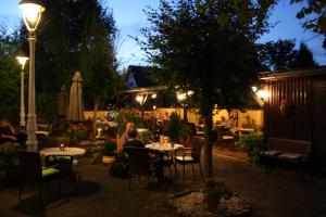 حديقة خارج Hotel & Weinhaus Zum Schwarzen Bären