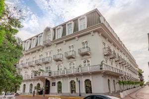 un edificio bianco con balconi su strada di Central Hotel Panama Casco Viejo a Città di Panama