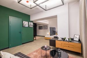 sala de estar con puerta verde y sofá en R34 Boutique Hotel, en Sofía