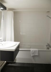 Un baño de Aerel Hotel Aéroport Blagnac