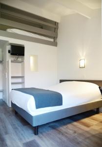 Una cama o camas en una habitación de Aerel Hotel Aéroport Blagnac