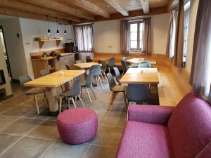 een eetkamer met houten tafels en stoelen bij Hotel Vandot in Kranjska Gora