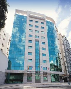 un edificio alto con finestre di vetro blu di Scorial Rio Hotel a Rio de Janeiro