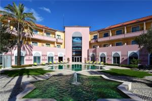 un hotel con una fuente frente a un edificio en Pestana Sintra Golf Resort & SPA Hotel, en Sintra