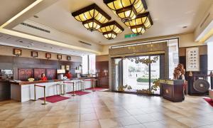 un vestíbulo de un hotel con un restaurante en Jia Hsin Garden Hotel, en Tainan