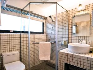 bagno con servizi igienici e lavandino di Dayspring Inn a Nangan