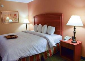 Katil atau katil-katil dalam bilik di Quality Inn Florissant-St Louis