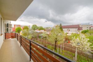 een balkon met uitzicht op de stad bij Hotel Bordeaux in Galaţi