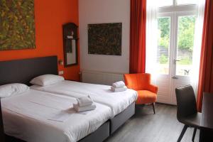 سرير أو أسرّة في غرفة في Hotel Oranjeoord
