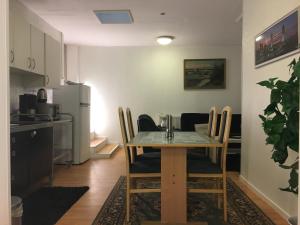 cocina con mesa y sillas en una habitación en Padborg Hotel, en Padborg