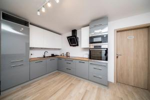 cocina con electrodomésticos de acero inoxidable y puerta de madera en 6 Cities Rooms, en Varsovia