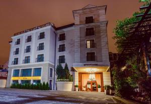 un gran edificio blanco con una puerta en la parte delantera en Grand Hotel Boutique, en Rzeszów