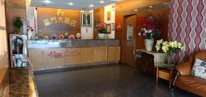 - un hall d'un restaurant avec un comptoir fleuri dans l'établissement Fu Men Hotel, à Pingtung