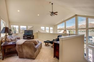 A television and/or entertainment centre at Chelan Resort Waterfront Townhouse