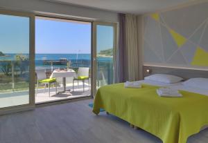 Pokój z łóżkiem i widokiem na ocean w obiekcie Hotel Modo w Puli
