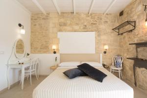 A bed or beds in a room at Evoca